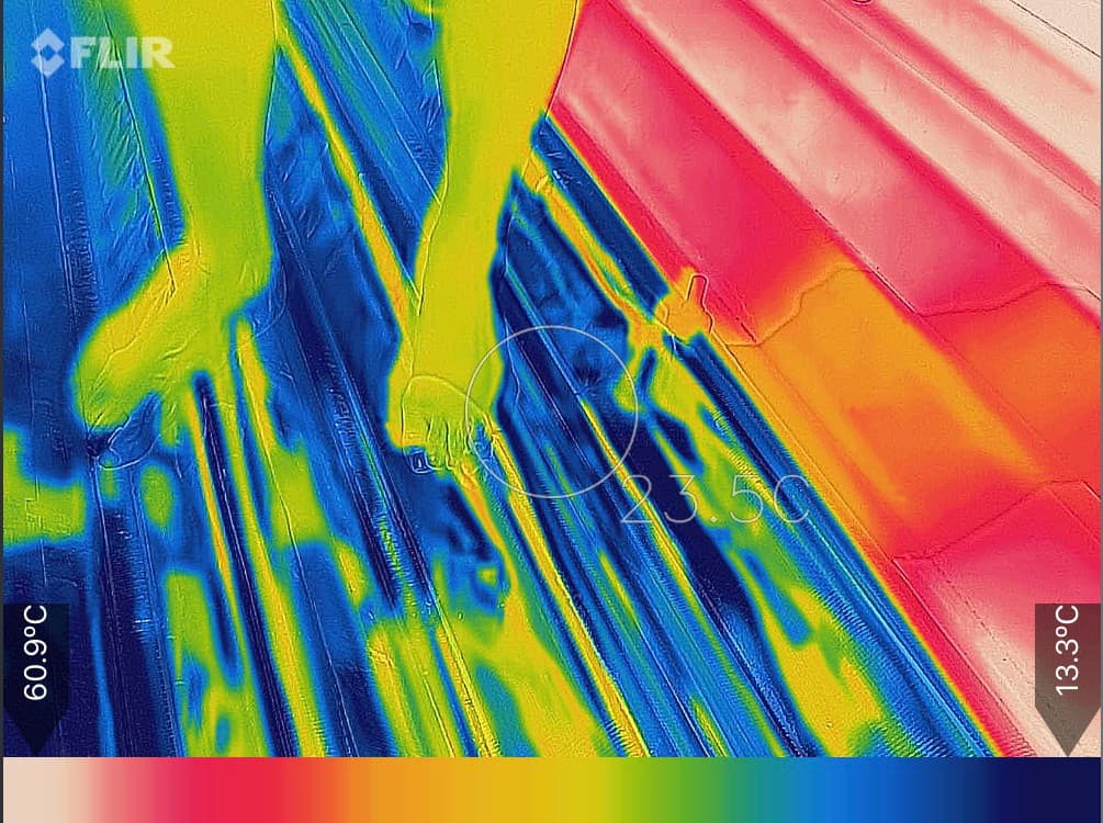 サーモバリア施工部と未施工部の屋根表面温度をサーモグラフィで比較した写真